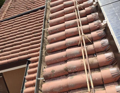 Installazione di barriere parapasseri su tetto in coppi per protezione dell’impianto fotovoltaico dai piccioni.