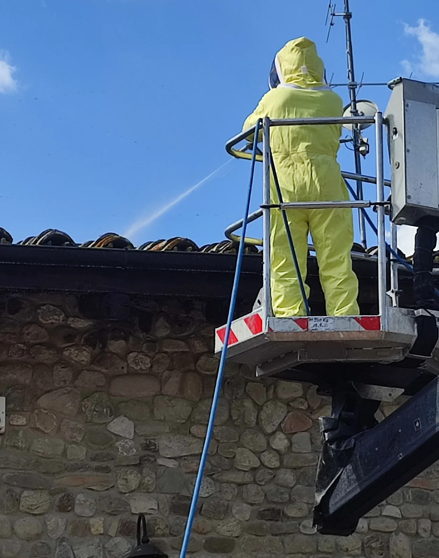 Operatore Musa Disinfestazioni durante un intervento su tetto con piattaforma aerea a Bologna