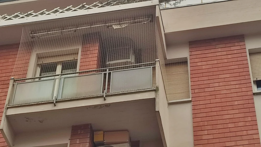 Installazione di rete anti piccioni su balcone a Bologna per impedire l’ingresso dei volatili