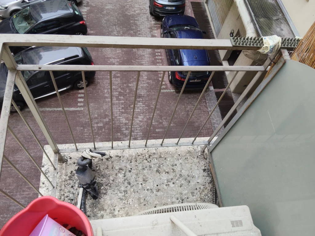 balcone sporco con presenza di piccioni prima intervento allontanamento piccioni Bologna