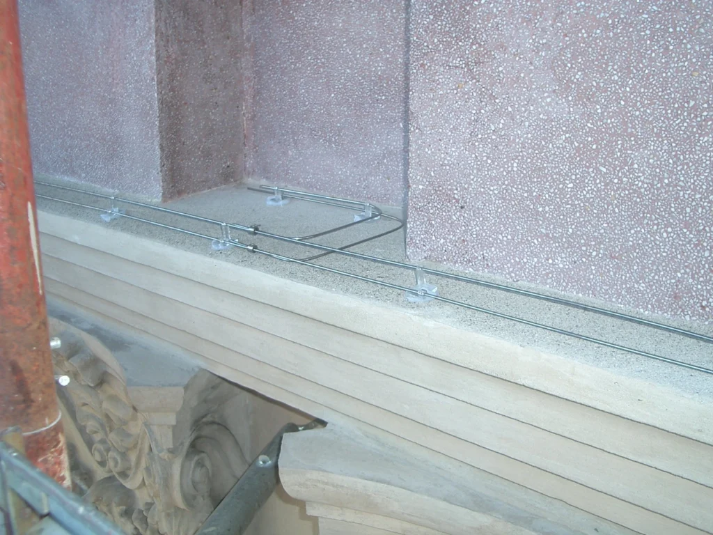 impianto elettrostatico su cornicione per allontanamento piccioni a Bologna