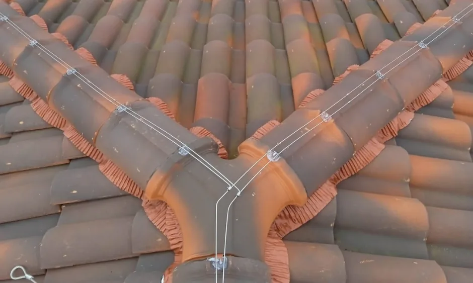 impianto elettrostatico per allontanamento piccioni installato su colmo del tetto a Bologna