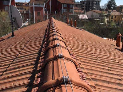 impianto elettrostatico installato su tetto per allontanamento piccioni a Bologna