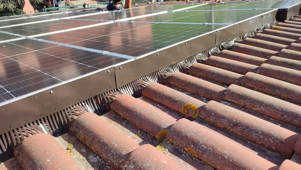 installazione parapasseri su tetto con pannelli fotovoltaici a Bologna per impedire ai piccioni di nidificare