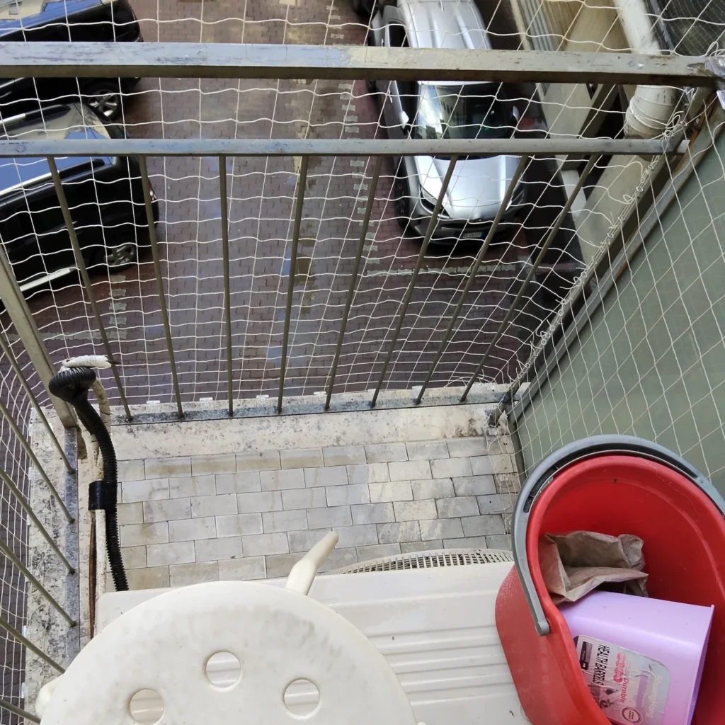 rete anti piccioni installata su balcone a Bologna dopo intervento di allontanamento